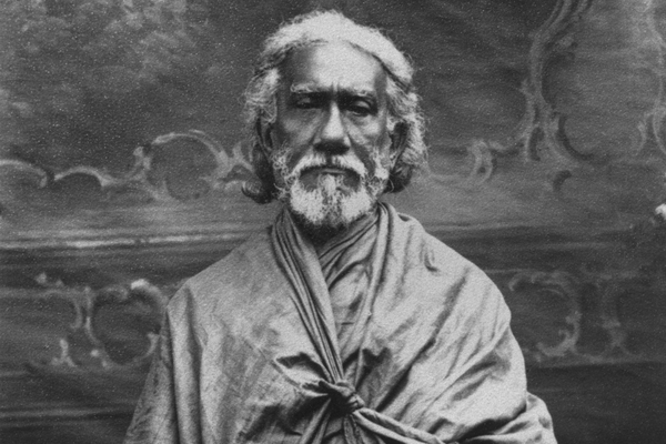 Detrás de la Fachada Severa